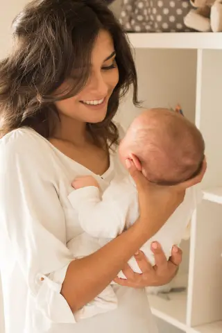 Kobieta trzymająca dziecko