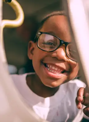 Uśmiechnięty chłopczyk w okularach