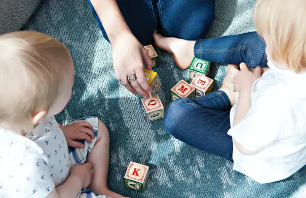 Dzieci bawiące się klockami